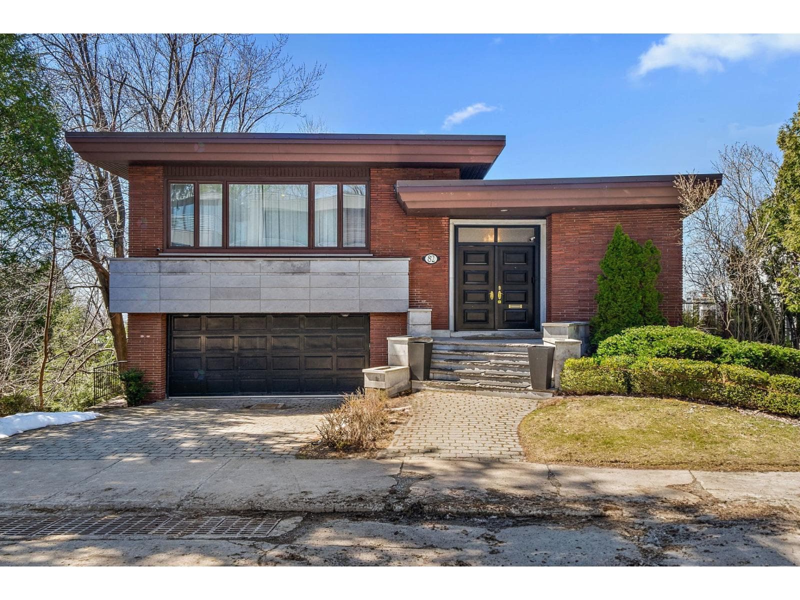 82 Crois. Summit, Westmount