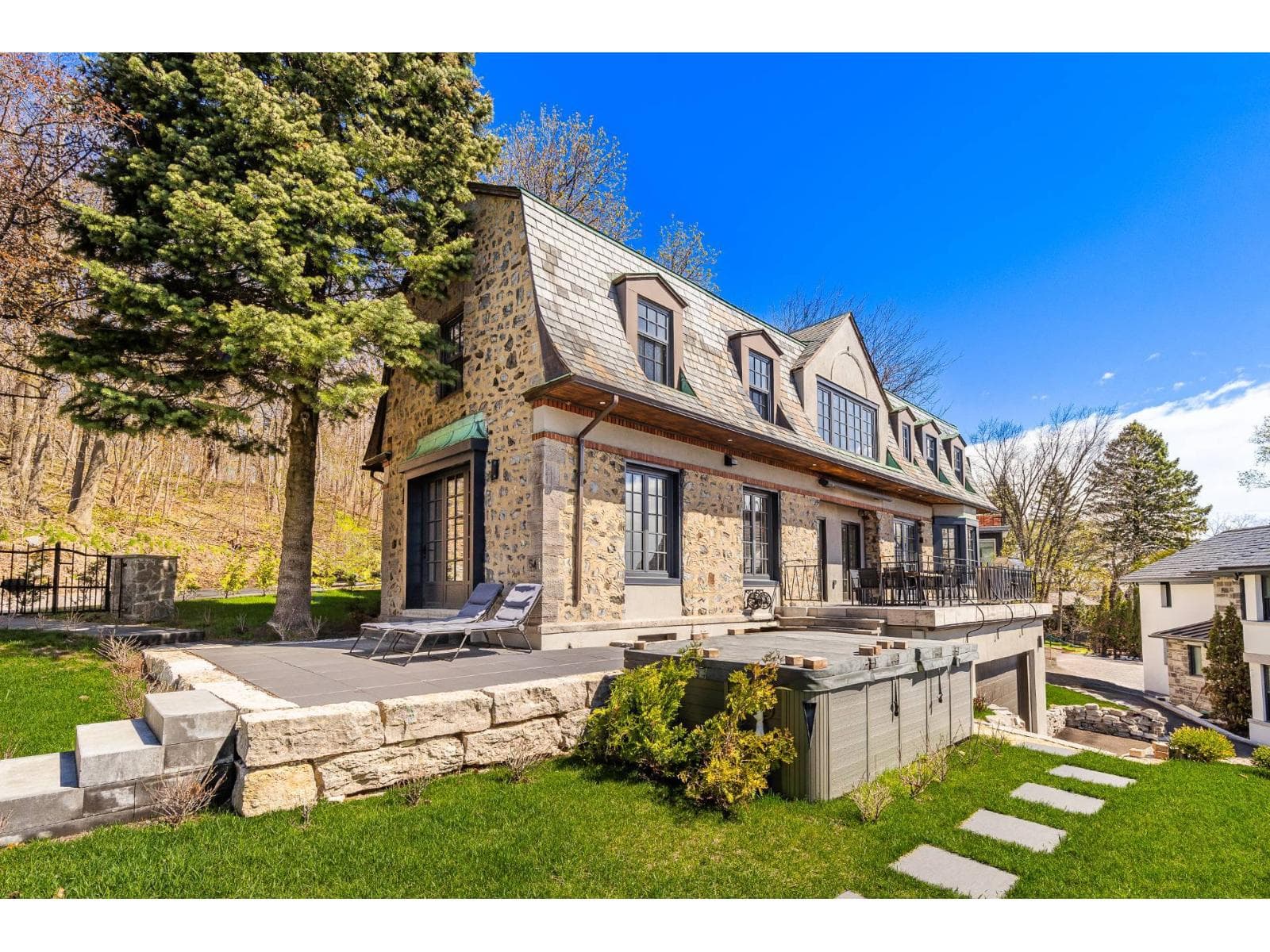 54 Summit Circle, Westmount