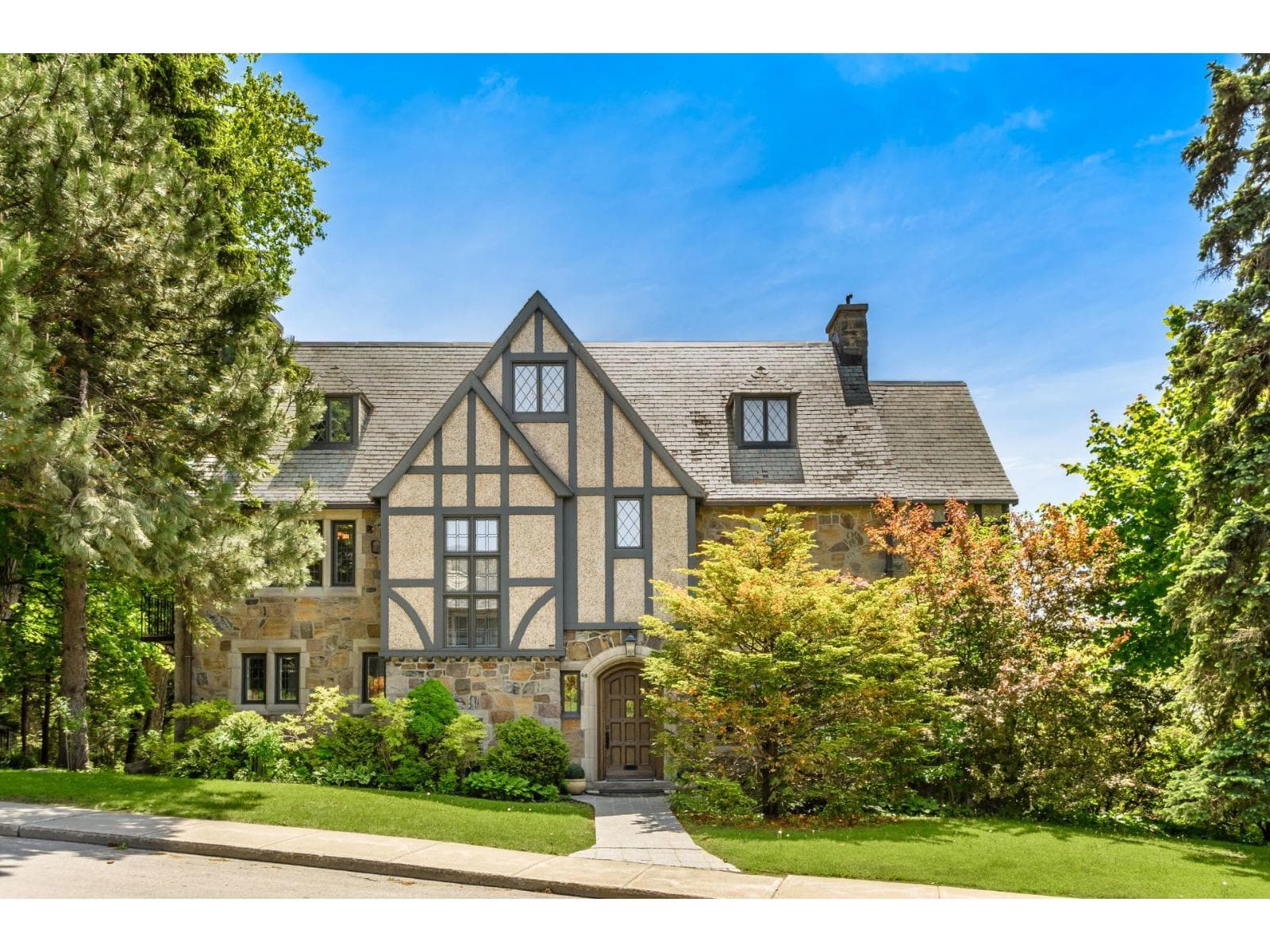 46 Crois. Summit, Westmount