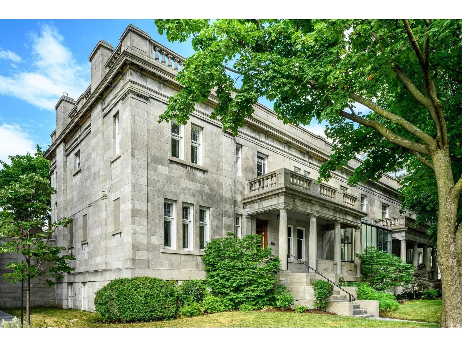 323 Av. Redfern, Westmount, Quebec H3Z2G4 - photo 1