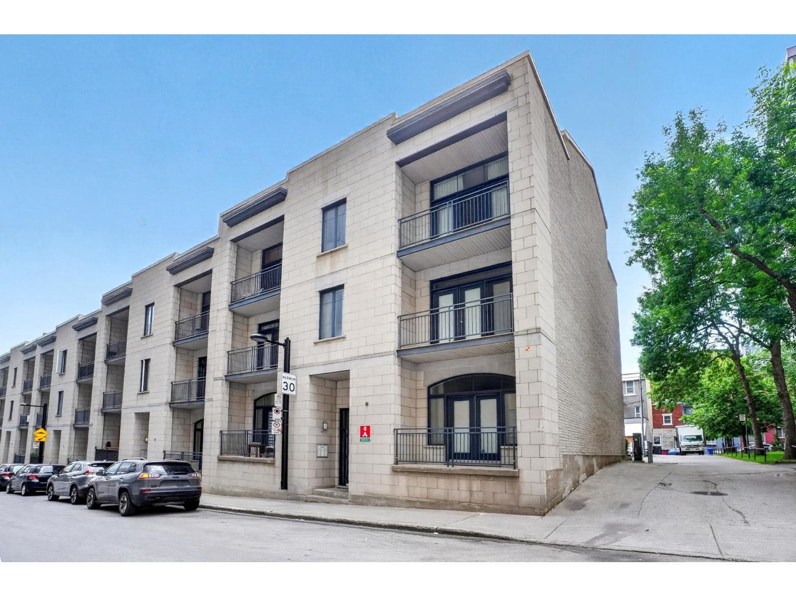 1090 Rue Ste-Élisabeth, #3, Montréal (Ville-Marie), Quebec H2X3V3 - photo 1