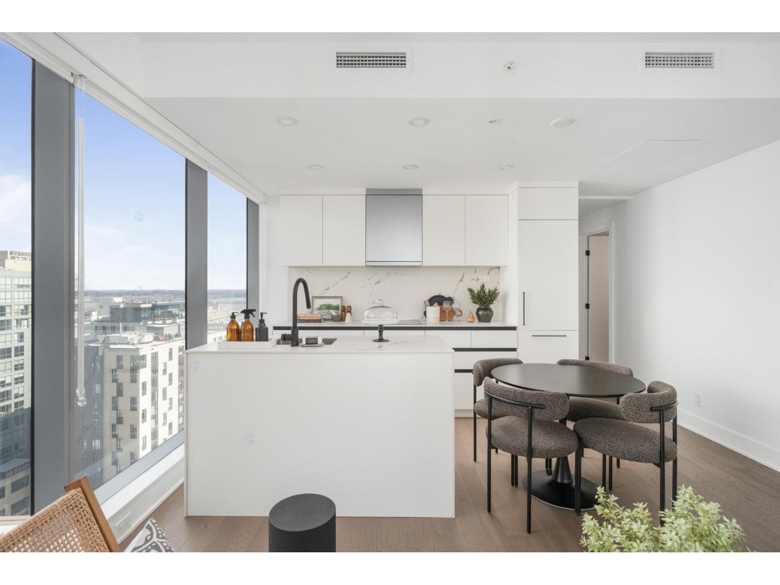 720 Rue St-Jacques, #1802, Montréal (Ville-Marie), Quebec H3C1A1 - photo 1