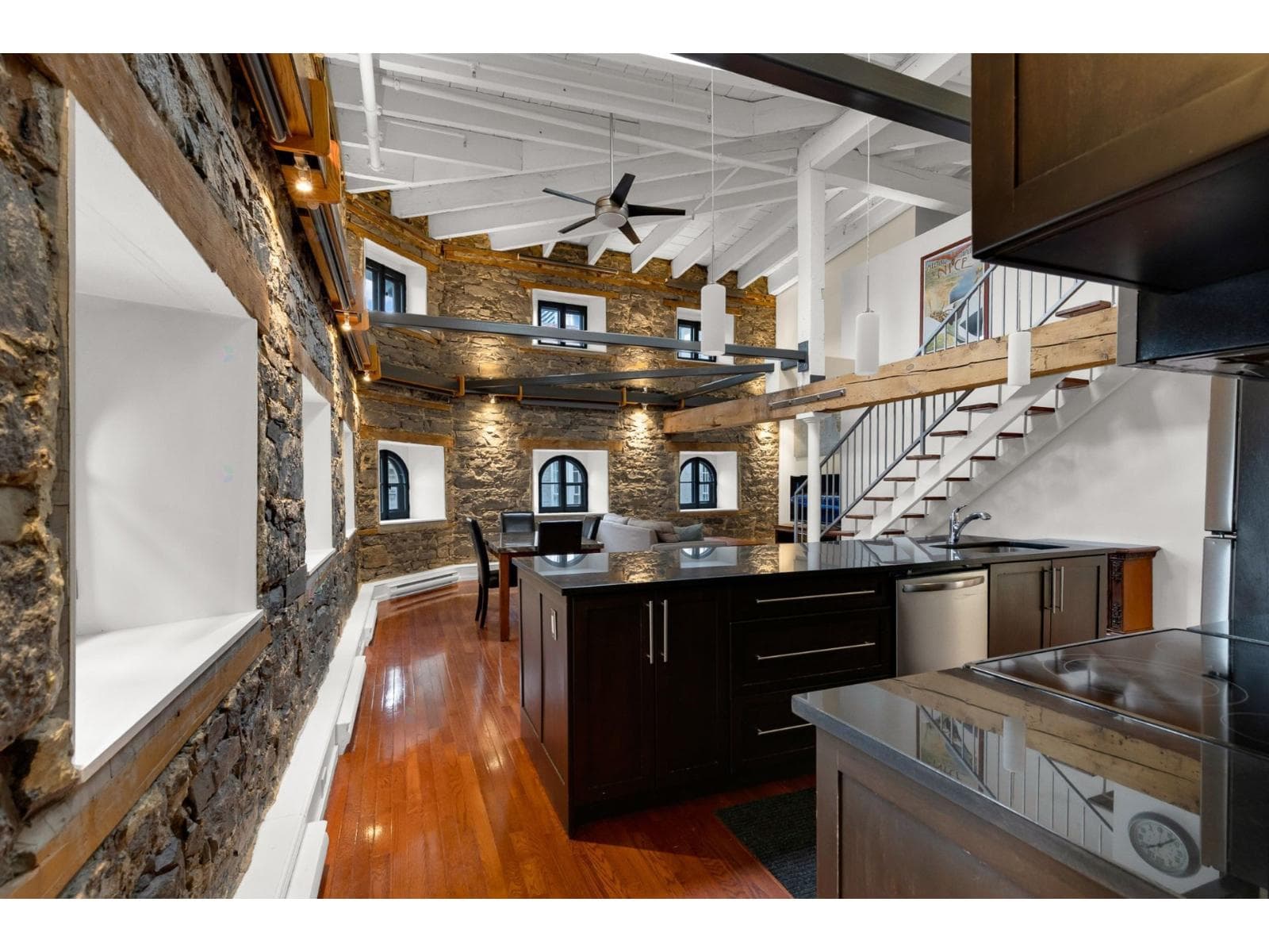 325 Rue du St-Sacrement, #402, Montréal (Ville-Marie), Quebec H2Y1Y1 - photo 1