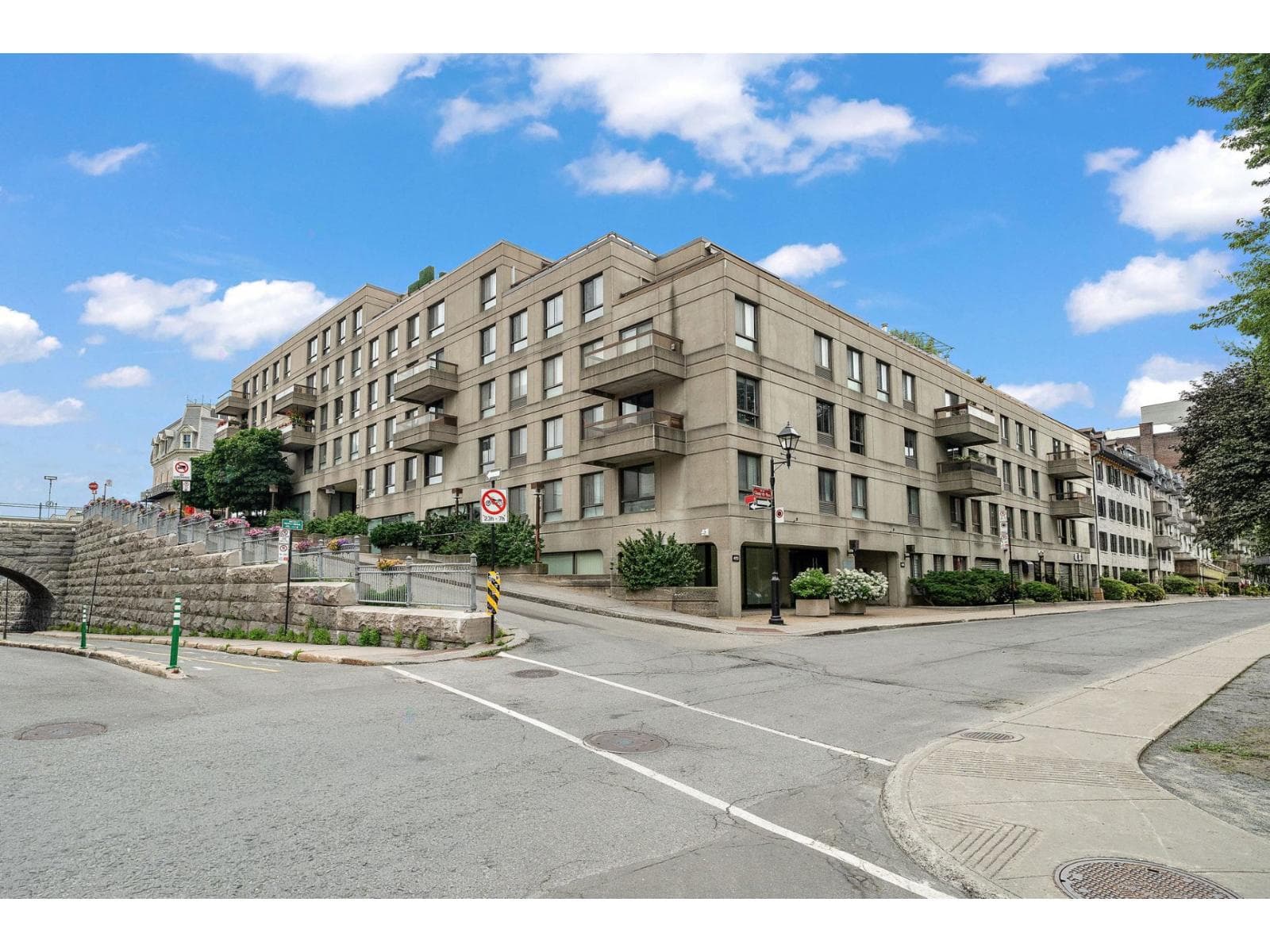 460 Rue du Champ-de-Mars, #305, Montréal (Ville-Marie), Quebec H2Y1B4 - photo 1