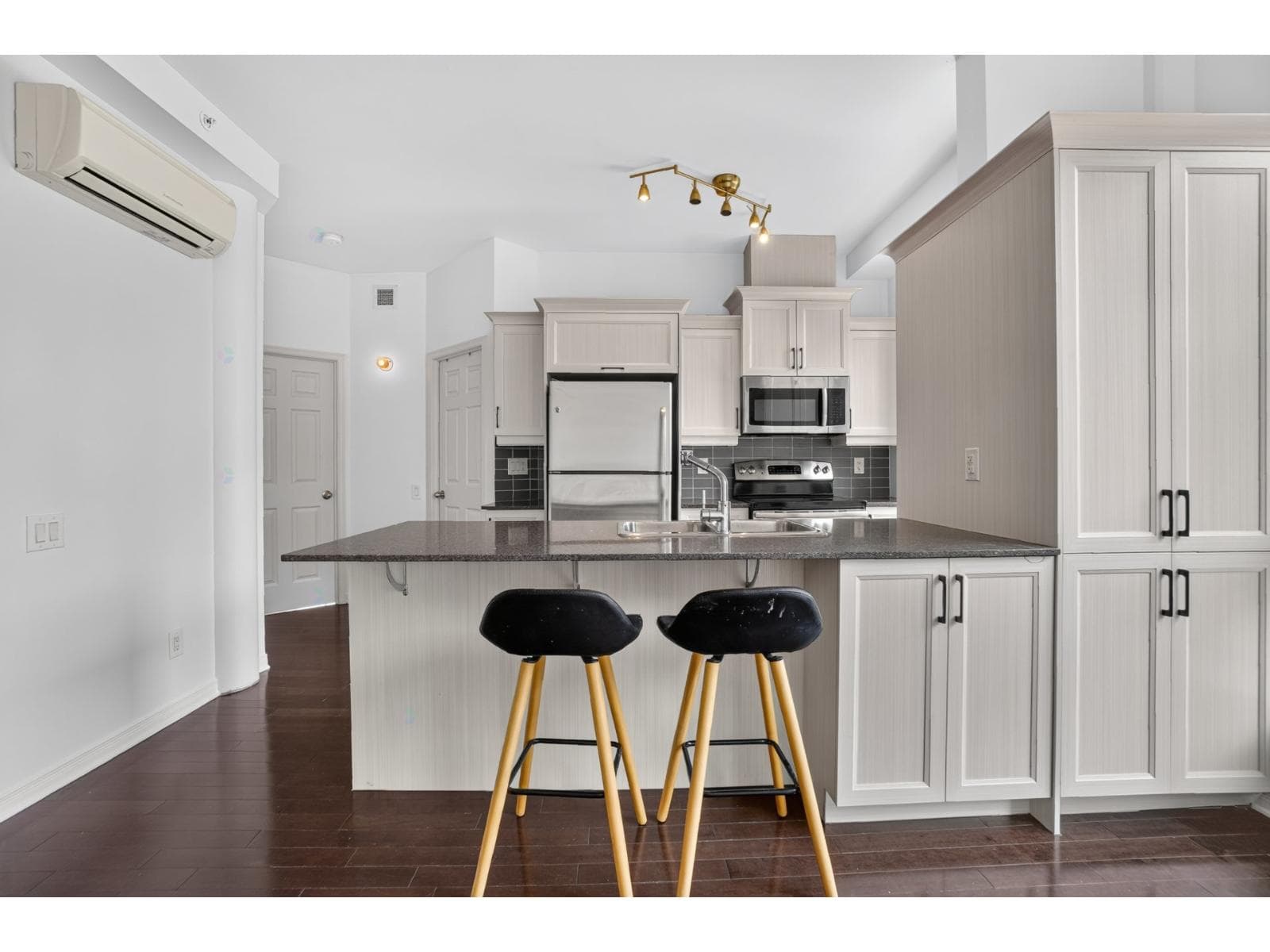 1235 Rue Bishop, #1020, Montréal (Ville-Marie), Quebec H3G0A6 - photo 1