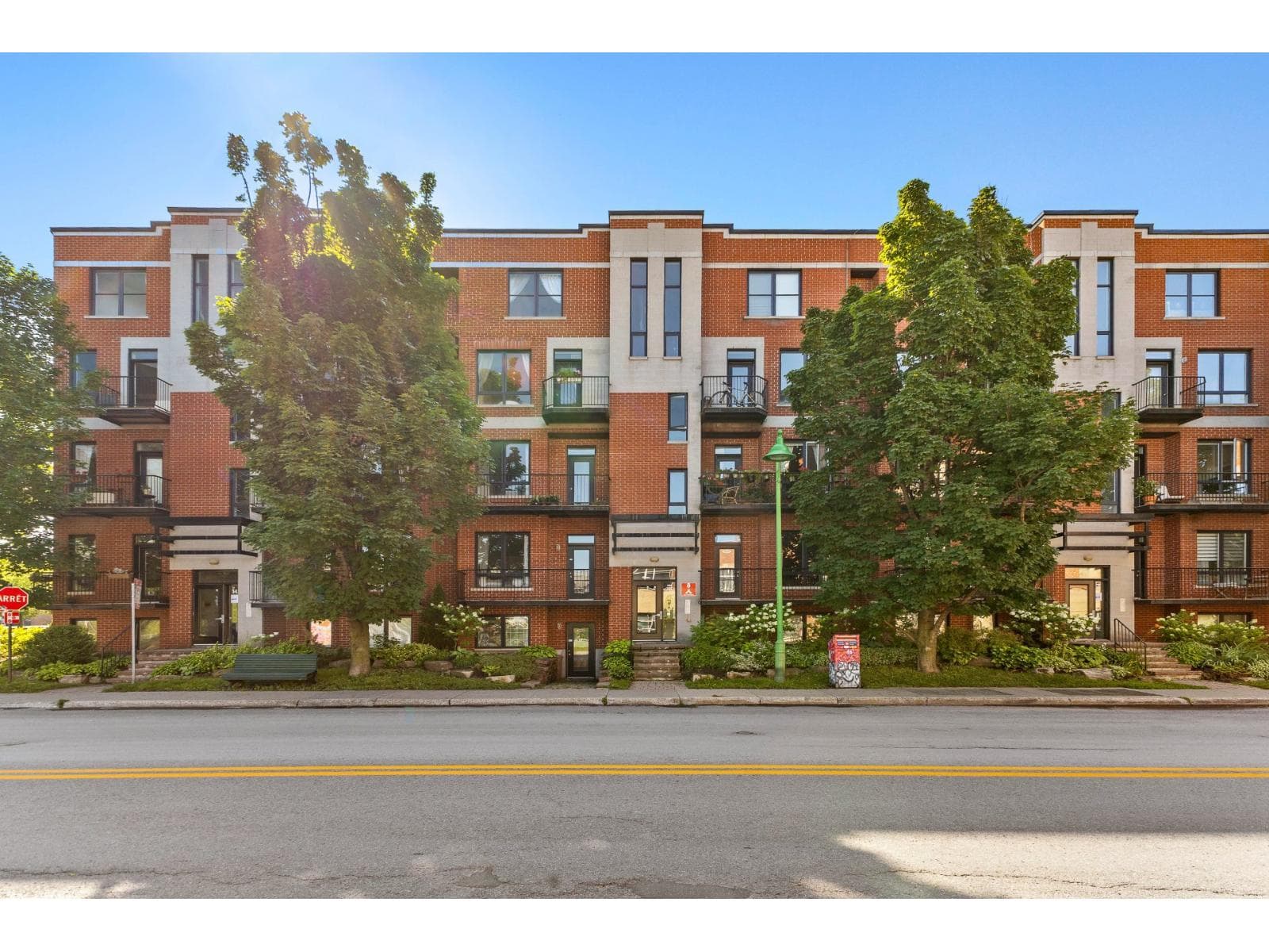 16 Ch. Bates, #301, Montréal (Outremont), Quebec H2V1A8